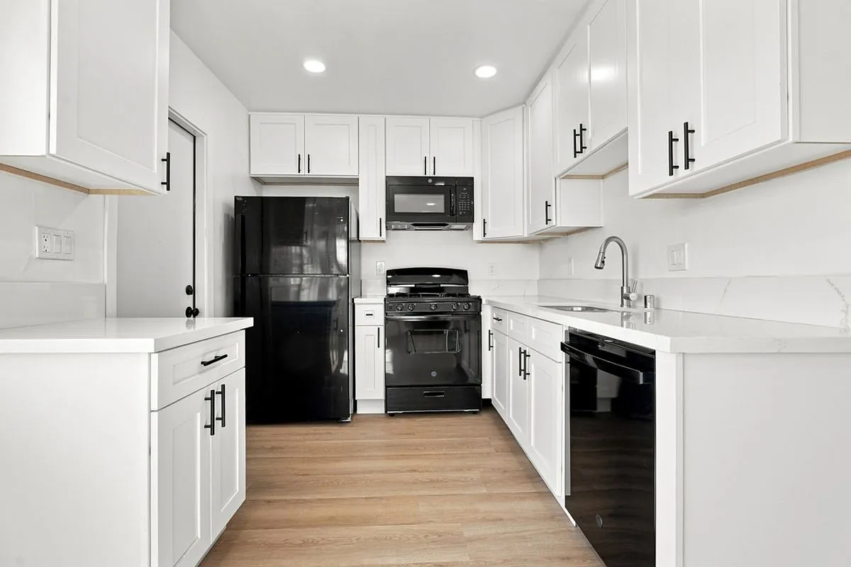 2 bed, 1.0 bath, 860 sqft, $3,200 — Photo 4