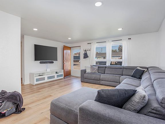 3rd image of 2205 W 6th Ave