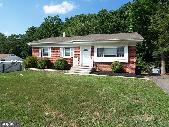3rd image of 1609 Honeysuckle Dr