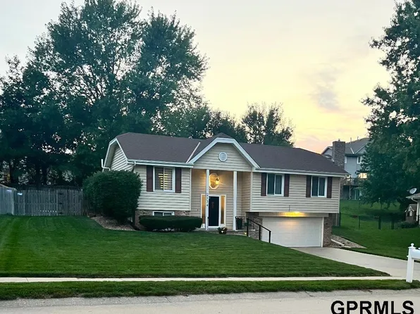 12134 Parker Cir, Omaha, NE 68154
