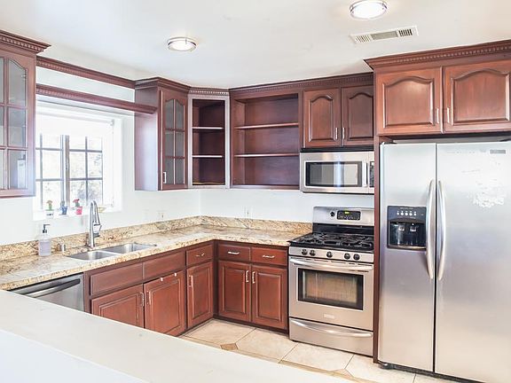 3rd image of 1616 Fargo St #1