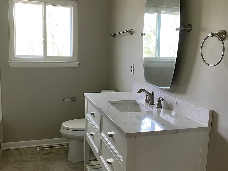 Full Bath off Hallway