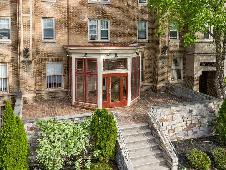 Queen Lane Manor — Photo 43