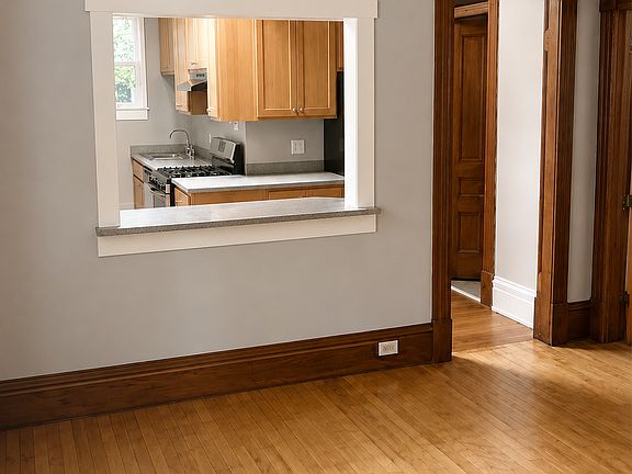3rd image of 210 Pearl St APT 1W
