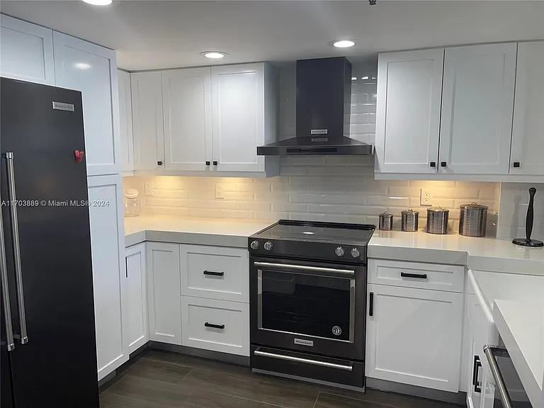 2555 Collins Ave #1409 — Photo 7