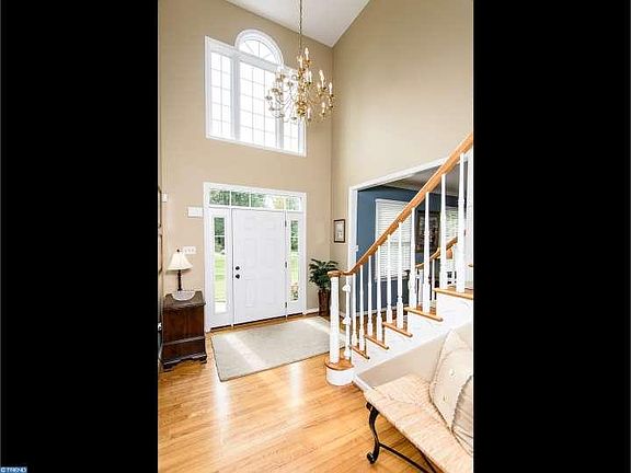 4th image of 32 Yarmouth Ln