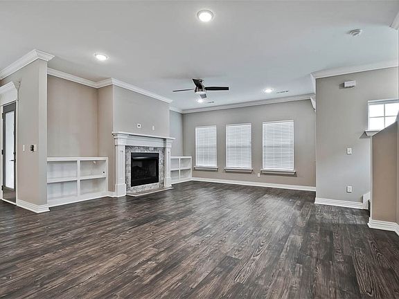 3rd image of 1727 Broadway Pl