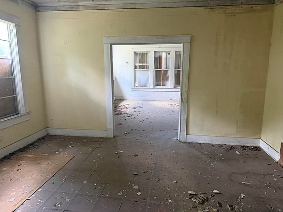 4th image of 712 N 1st Ave