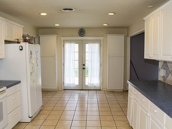 3rd image of 207 Kelly Dr