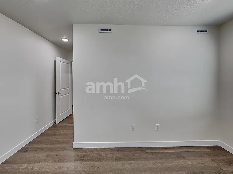 1232 W Mahogany St — Photo 8