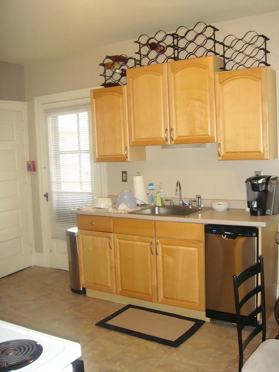 Apt 2 Eat in Kitchen- approx. 11'X15' - 241 W Union St #2