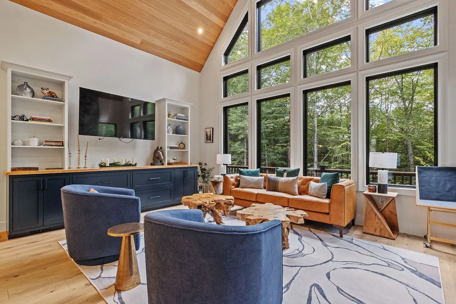 6 bed, 4.0 bath, 3993 sqft, $22,650 — Photo 2