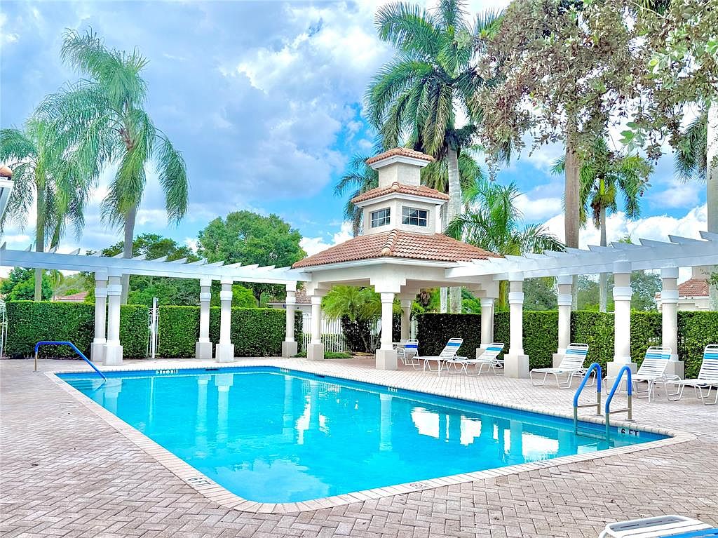 2561 E Aragon Blvd #1