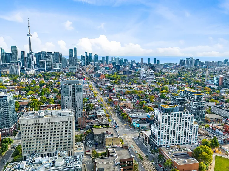 Spadina Ave — Photo 14