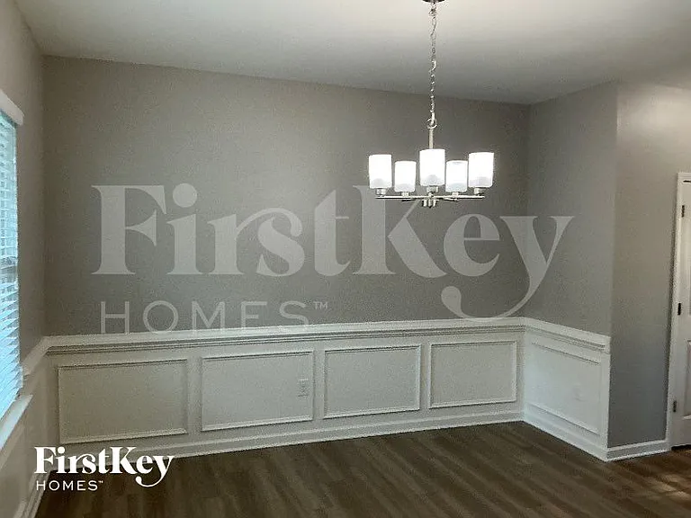 100 N Great White Way — Photo 3