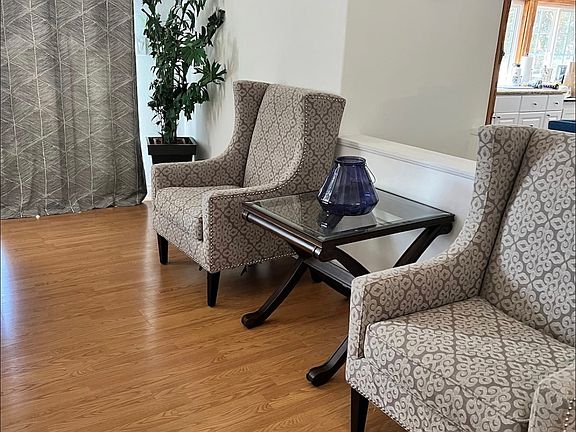 3rd image of 864 Lo Ln