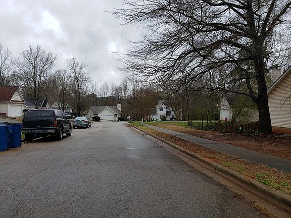 5th image of 915 Sweetwater Way
