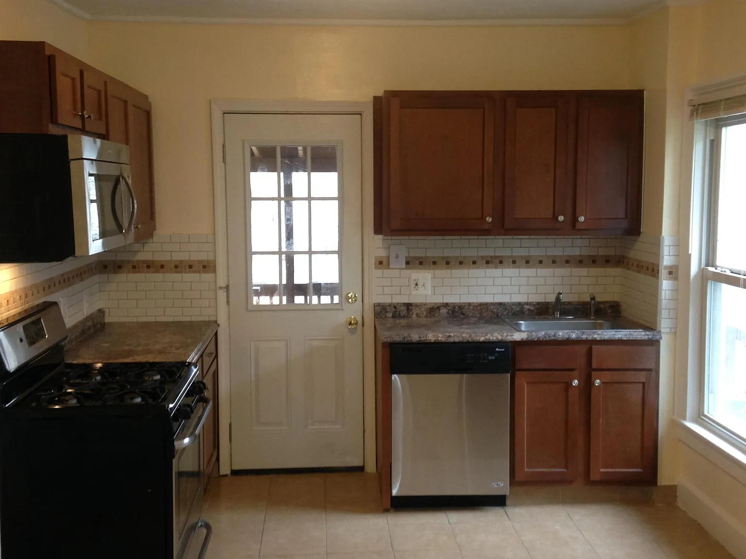 2 bed, 1050 sqft, $1,200 — Photo 4
