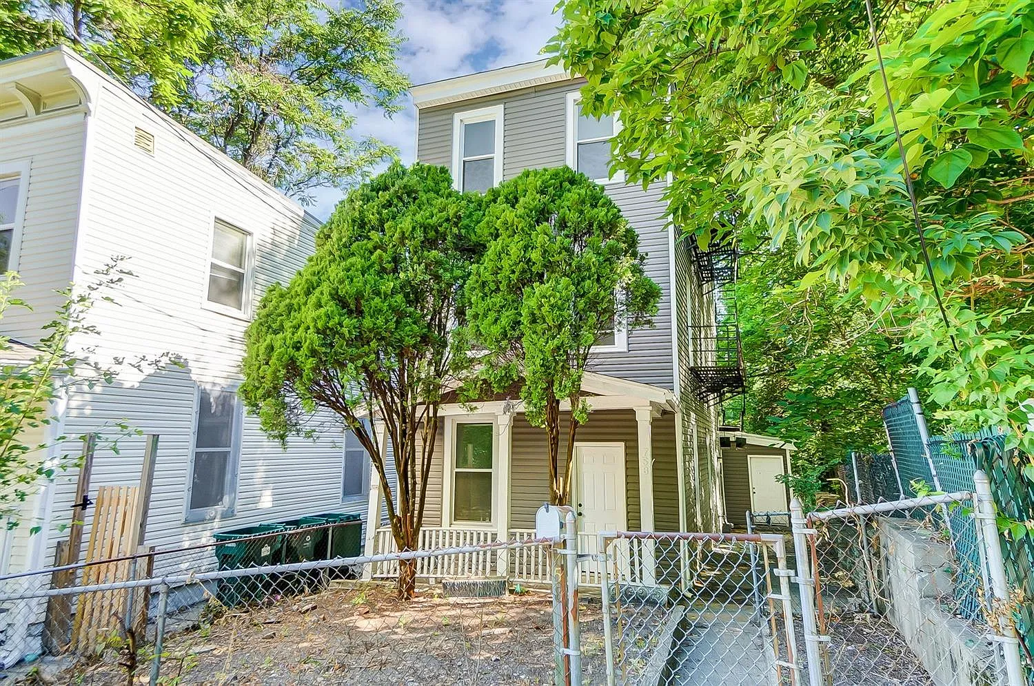 5 bed, 2088 sqft, $650 — Photo 1