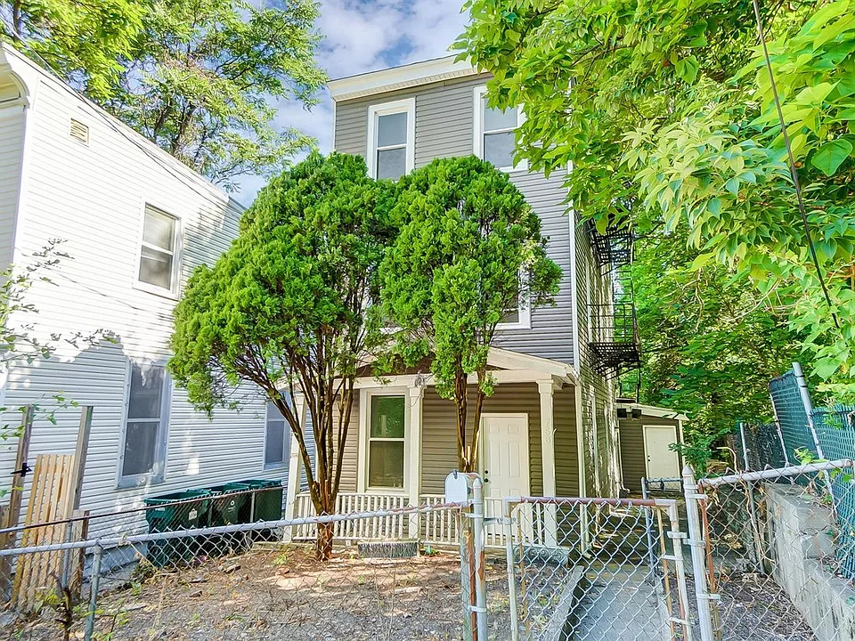 758 Straight St