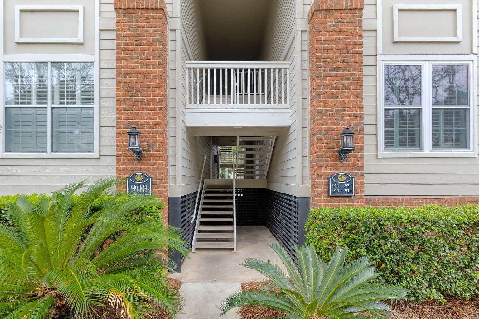 2 bed, 1049 sqft, $2,600 — Photo 2