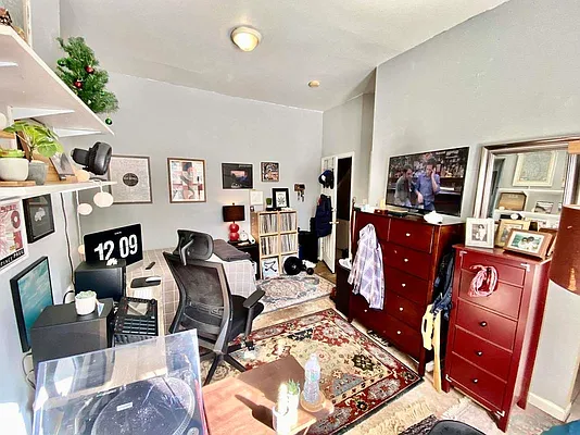 Rented by WIRE International Realty | media 5