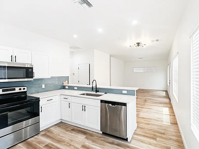 4202 N 10th St #4 — Photo 8