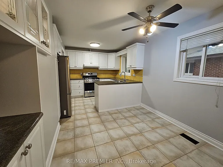 99 Albany Dr #MAIN FLOOR — Photo 7