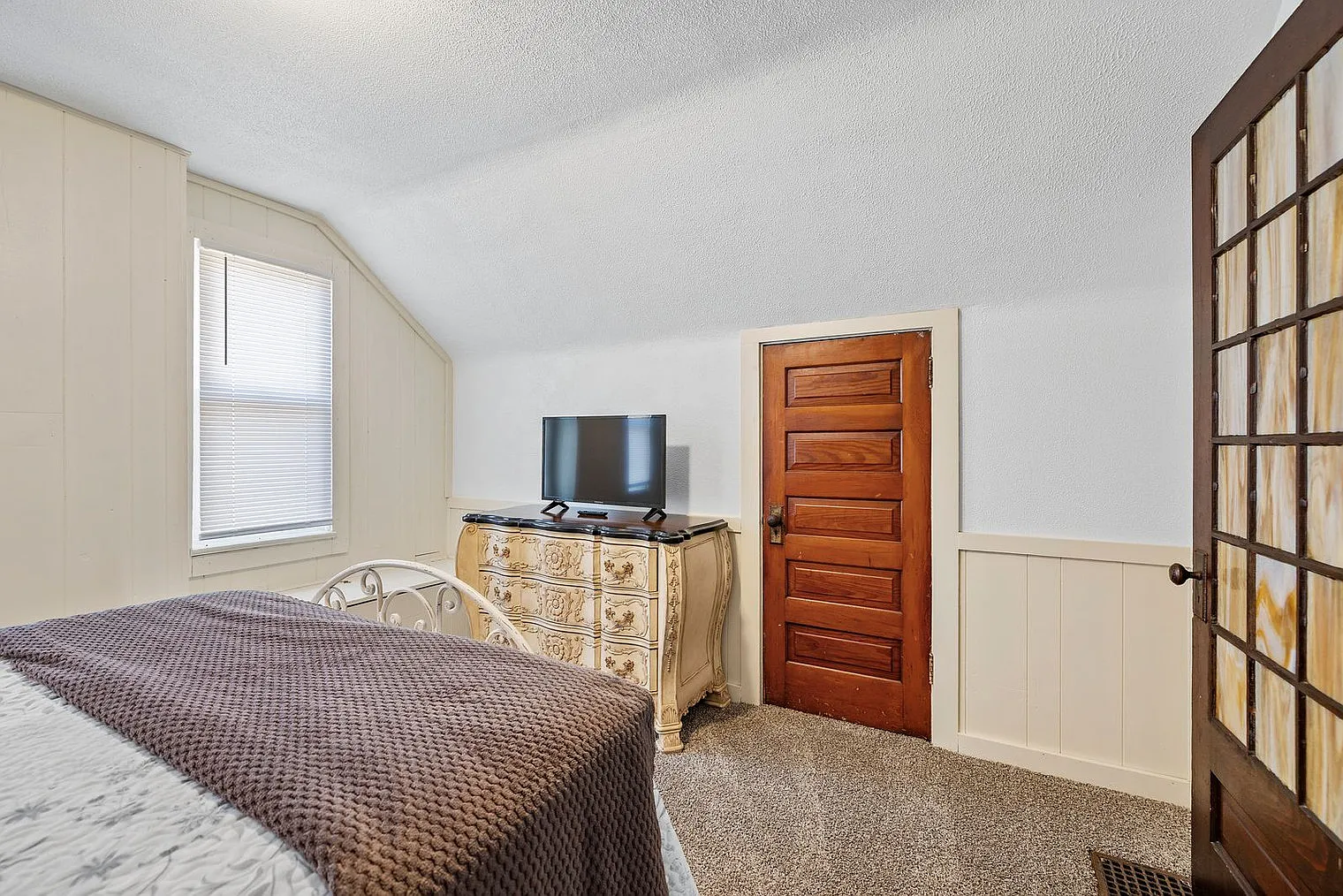 4 bed, 2.0 bath, 2163 sqft, $2,903 — Photo 2