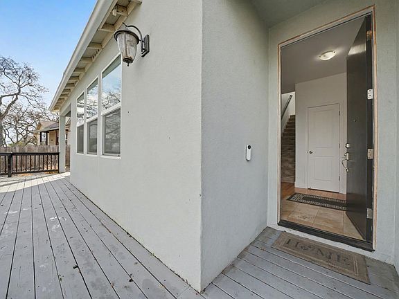 3rd image of 2302 Lake View Cir