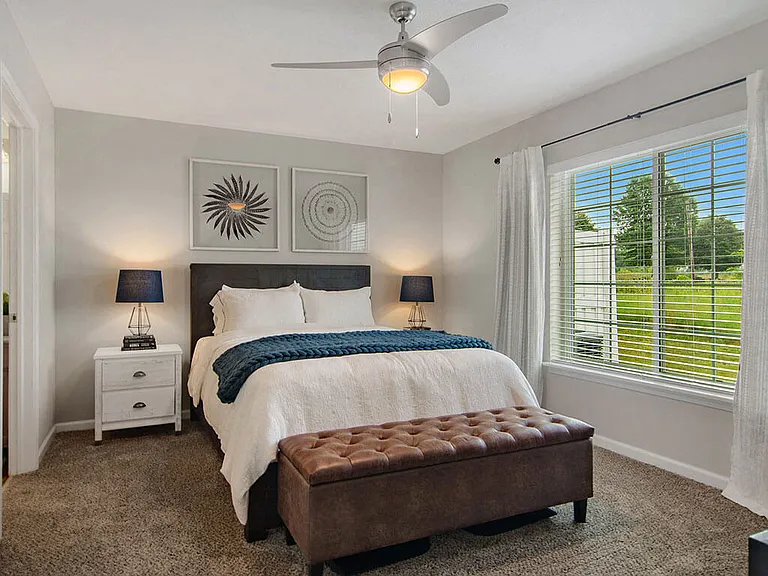 Large Main Bedroom with En-suite Bathroom & Closet