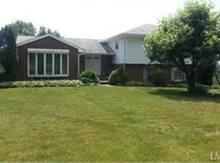 4668 Penn Hill Dr, Schnecksville, PA 18078