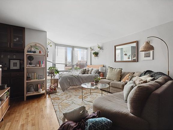 3rd image of 21 W Goethe St APT 8H