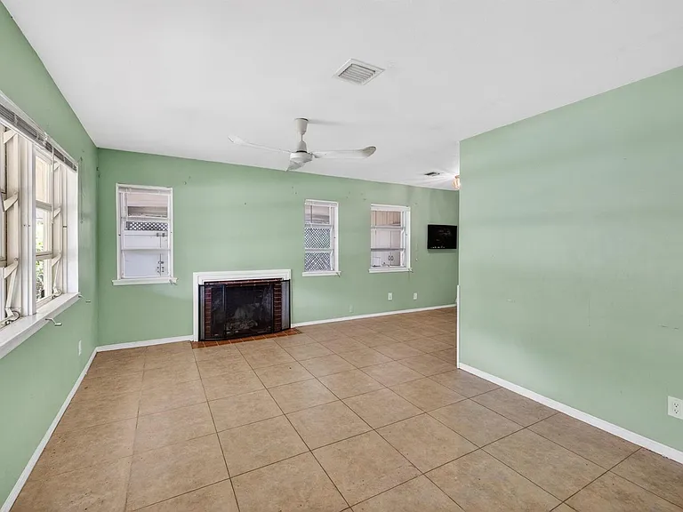 841 SW 18th Ct — Photo 16