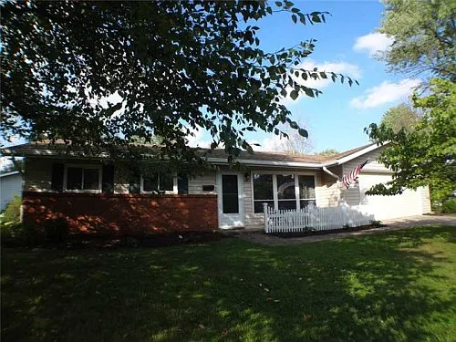 654 Emerson Rd photo 1