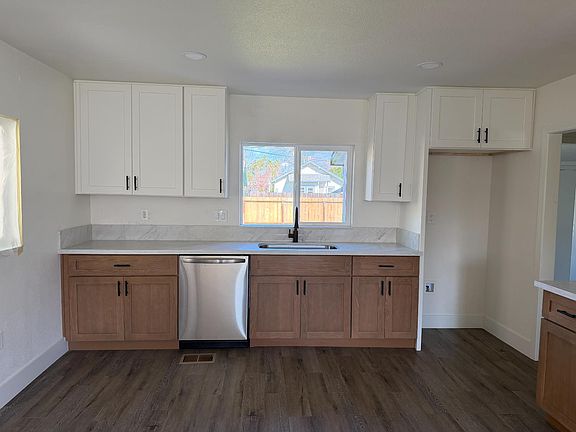 2nd image of 505 Maple St