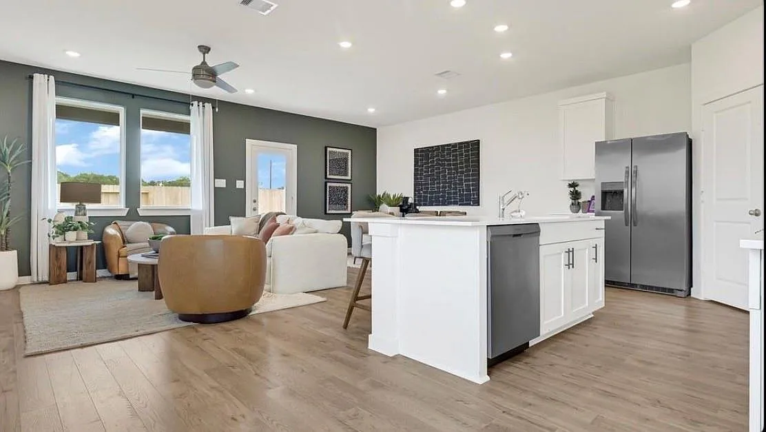 3 bed, 2.5 bath, $2,250 — Photo 2