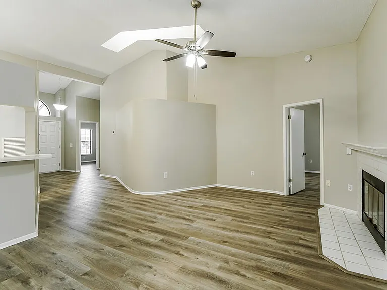 8046 Hathaway Dr — Photo 4