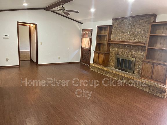 3rd image of 943 W Churchill Way