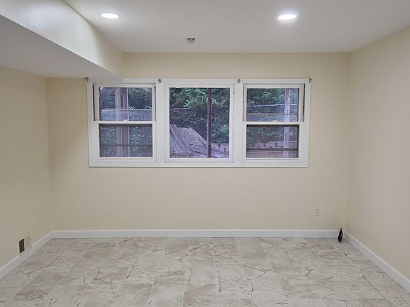 5th image of 184 Barclay Ave #1
