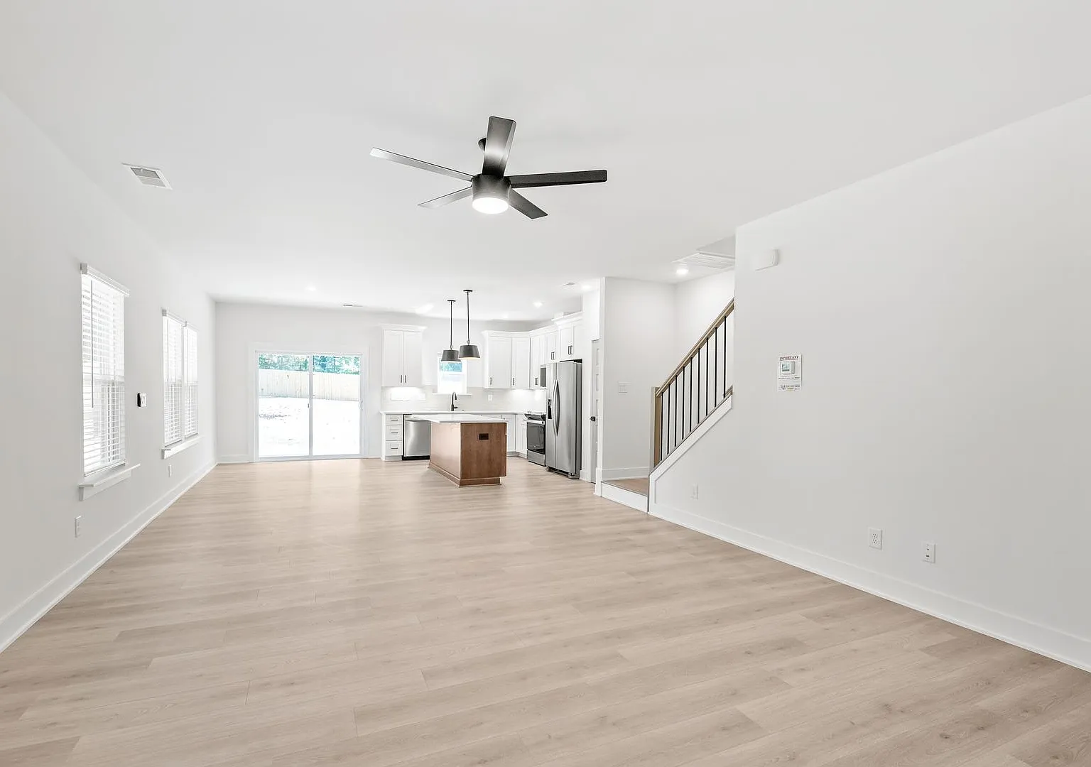 Bright & Modern Townhome in Westerly Hills — Photo 3