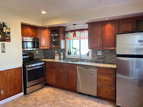 5th image of 70 Lawn Ave #1