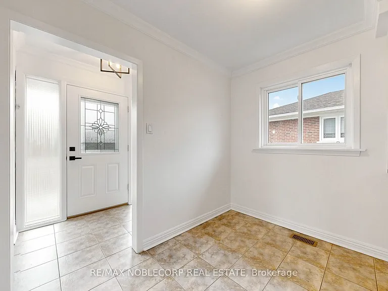 8 Summerfield Cres — Photo 15