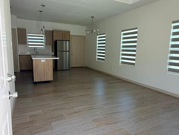2nd image of 609 N Emerald Ave #2