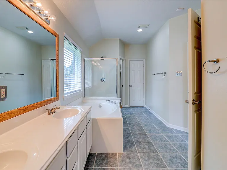 3323 Pioneer Bend Ln — Photo 31