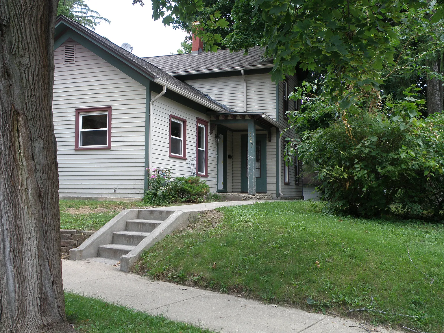 327 Silver St photo 1