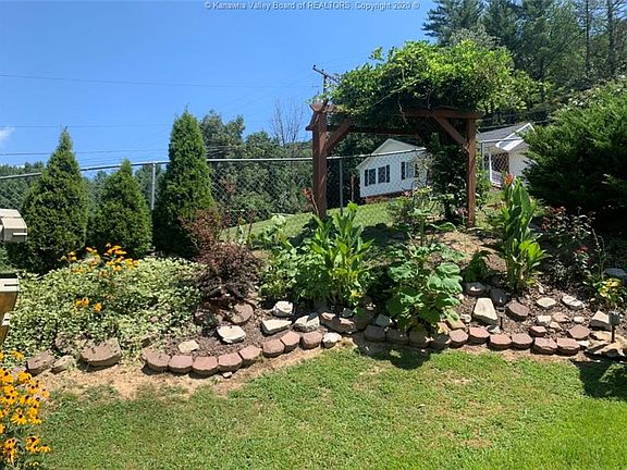 5th image of 831 Greenwood Dr