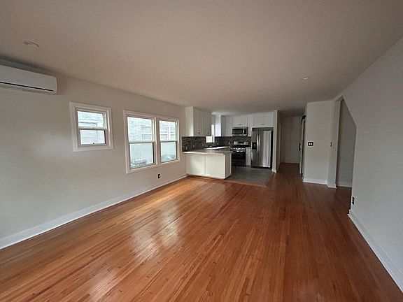 5th image of 958 E 2nd St #964