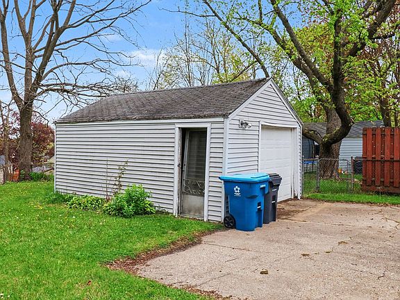 2nd image of 1705 Roseland Ave