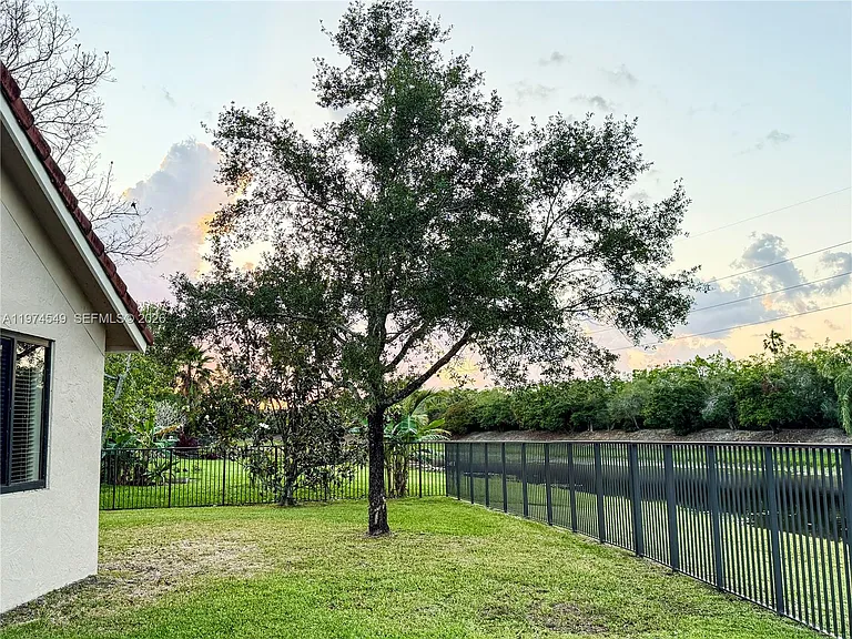 400 Alexandra Cir — Photo 82
